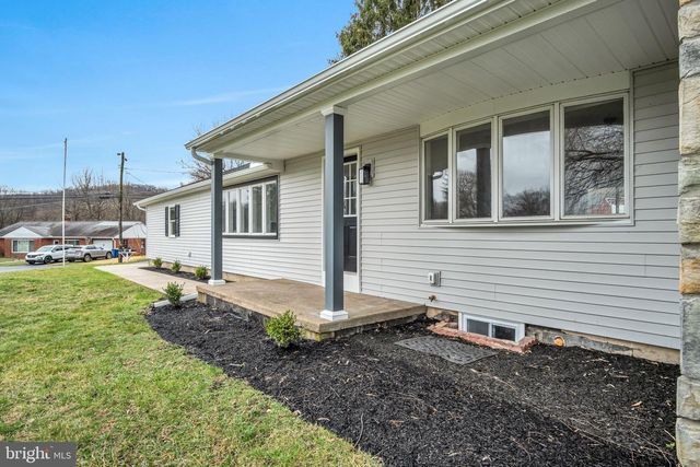 7 CRESCENT DR, New Cumberland, PA 17070