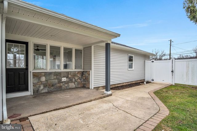 7 CRESCENT DR, New Cumberland, PA 17070