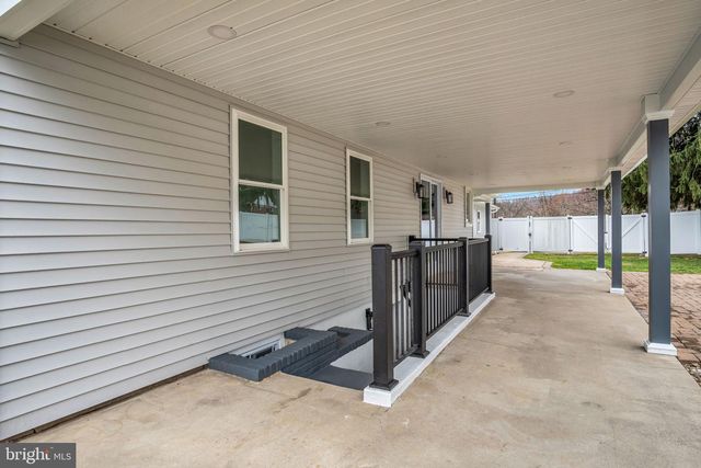 7 CRESCENT DR, New Cumberland, PA 17070