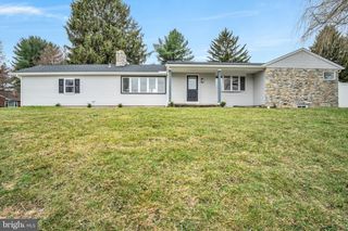 7 CRESCENT DR, New Cumberland, PA 17070