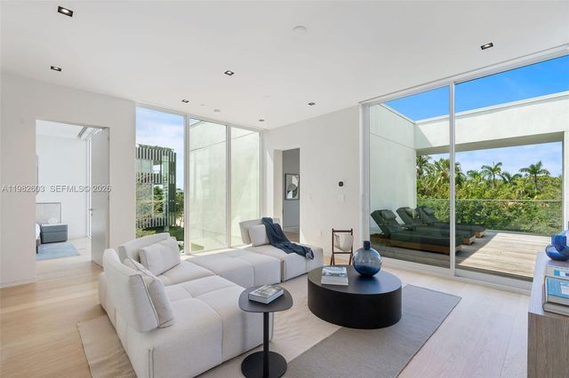 1011 W 48th St 8, Miami Beach, FL 33140