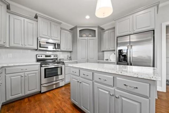 12533 S Hedge Court, Olathe, KS 66061