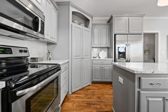 12533 S Hedge Court, Olathe, KS 66061