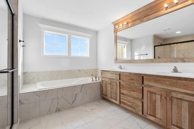 12533 S Hedge Court, Olathe, KS 66061