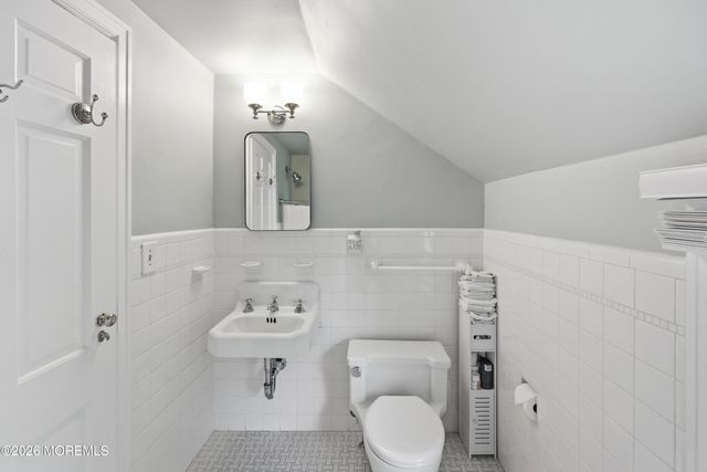 51 Beechwood Drive, Shrewsbury Boro, NJ 07702