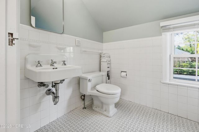 51 Beechwood Drive, Shrewsbury Boro, NJ 07702