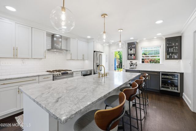 51 Beechwood Drive, Shrewsbury Boro, NJ 07702