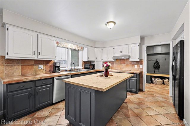 54990 Sherwood Lane, Shelby Charter Township, MI 48315