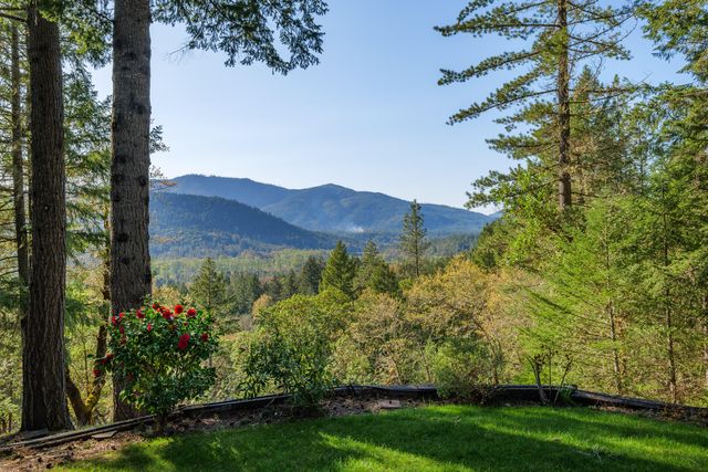 701 Shadow Hills Drive, Grants Pass, OR 97526