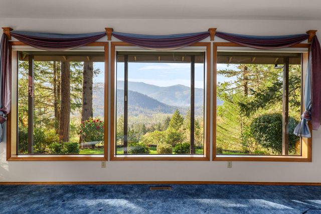 701 Shadow Hills Drive, Grants Pass, OR 97526