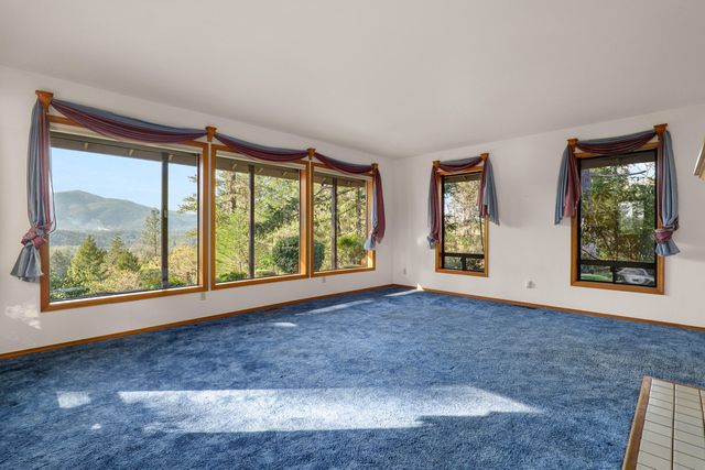 701 Shadow Hills Drive, Grants Pass, OR 97526