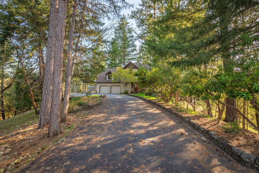 701 Shadow Hills Drive, Grants Pass, OR 97526
