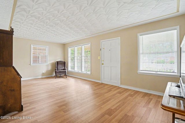 217 Mackie Ln, Louisville, KY 40214