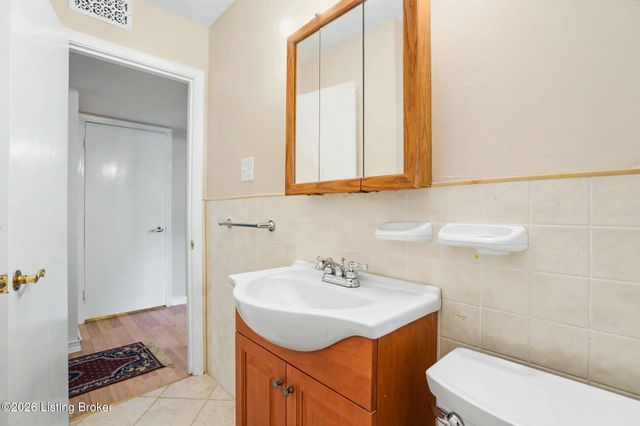 217 Mackie Ln, Louisville, KY 40214