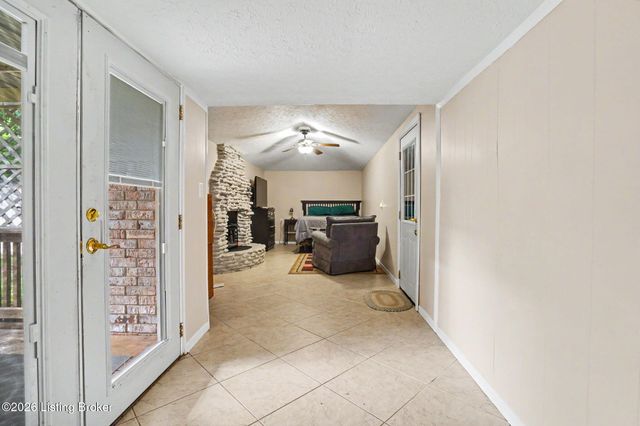 217 Mackie Ln, Louisville, KY 40214