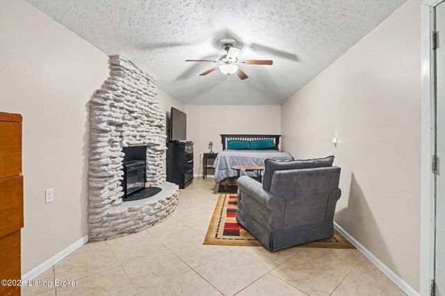 217 Mackie Ln, Louisville, KY 40214