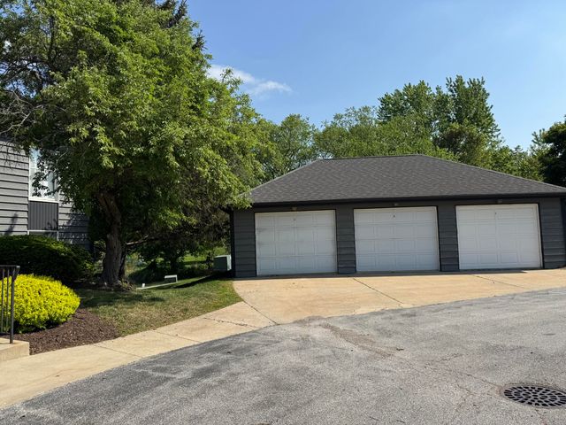 1300 Winding Ridge Lane D8, Valparaiso, IN 46383