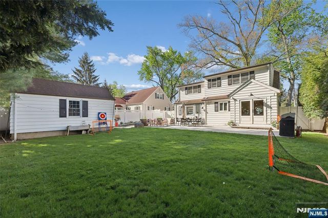 4 Lois Avenue, Demarest, NJ 07627