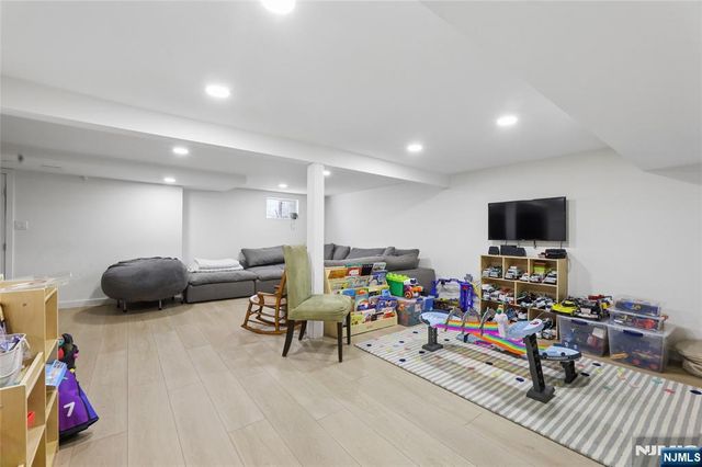 4 Lois Avenue, Demarest, NJ 07627