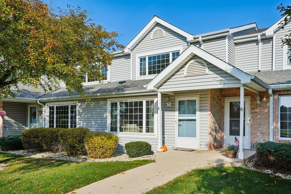 10264 W Whitnall Edge CIRCLE #E, Franklin, WI 53132