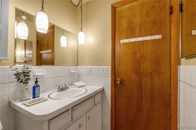1176 Indian Church Road 27, West Seneca, NY 14224