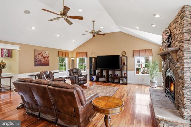 8 CLIFF CT, Sewell, NJ 08080