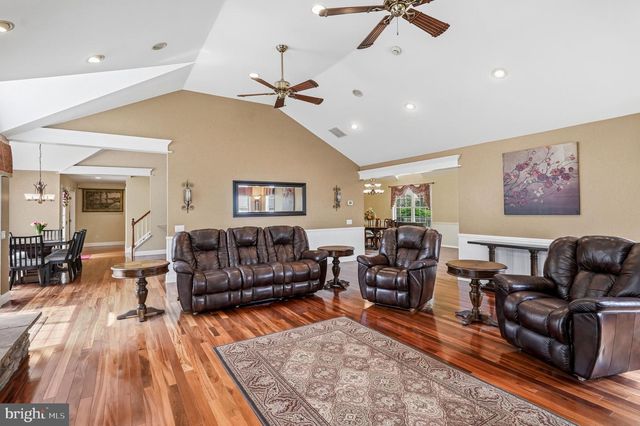 8 CLIFF CT, Sewell, NJ 08080