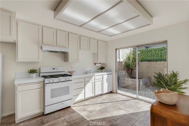 17221 Roscoe Boulevard 2, Northridge, CA 91325