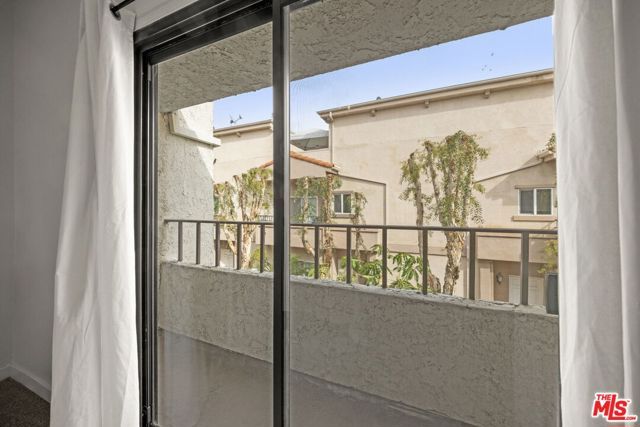 6540 Hayvenhurst Avenue 3, Los Angeles, CA 91406