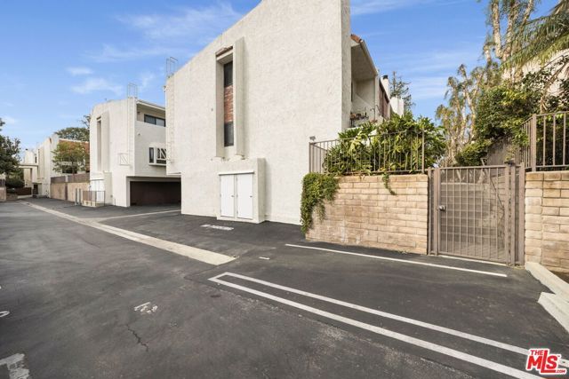 6540 Hayvenhurst Avenue 3, Los Angeles, CA 91406