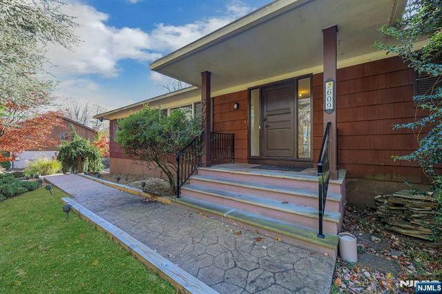 609 Echo Glen Avenue, River Vale, NJ 07675