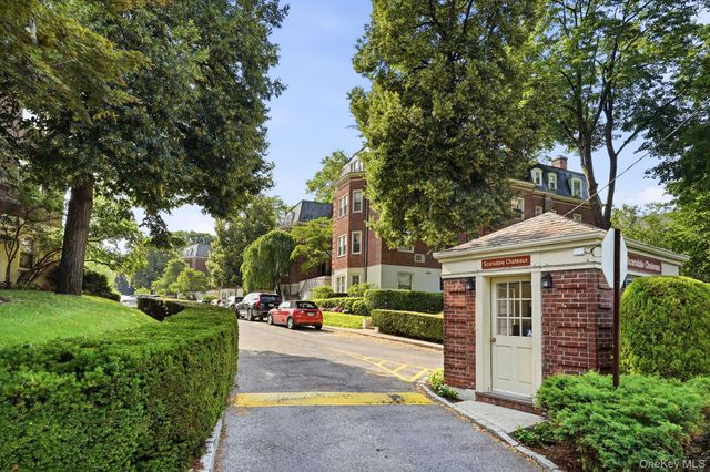 7 Chateaux Circle 7x, Scarsdale, NY 10583
