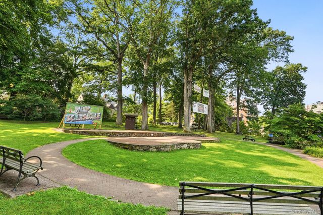 7 Chateaux Circle 7x, Scarsdale, NY 10583