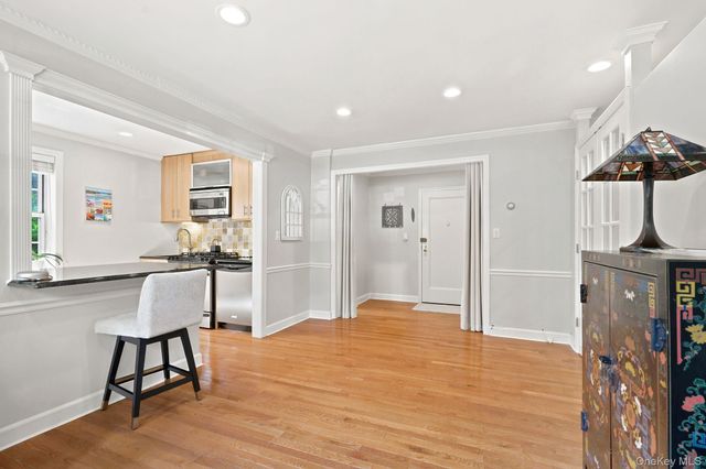 7 Chateaux Circle 7x, Scarsdale, NY 10583