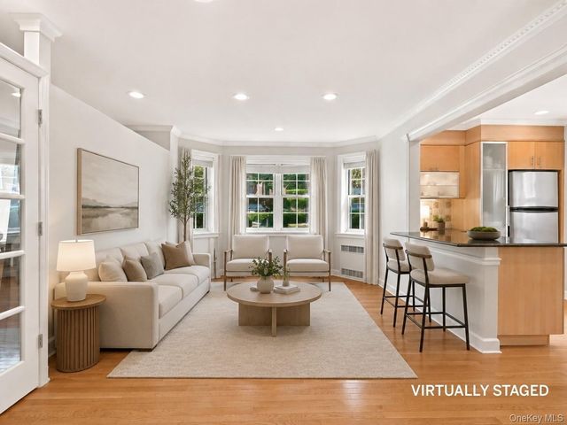 7 Chateaux Circle 7x, Scarsdale, NY 10583