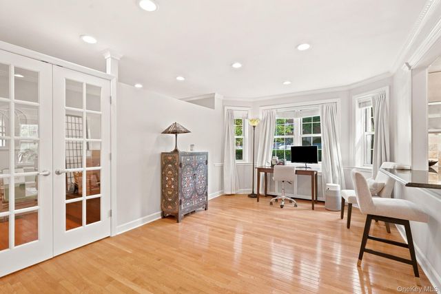 7 Chateaux Circle 7x, Scarsdale, NY 10583
