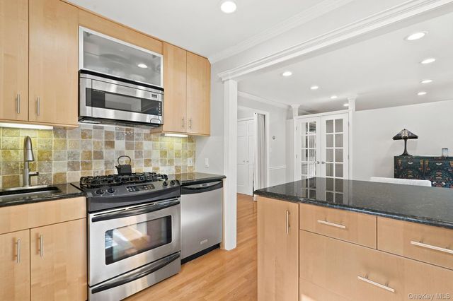 7 Chateaux Circle 7x, Scarsdale, NY 10583