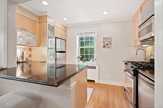 7 Chateaux Circle 7x, Scarsdale, NY 10583