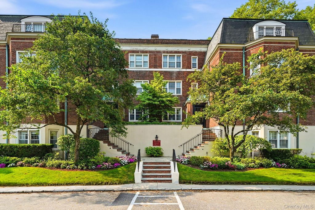 7 Chateaux Circle 7x, Scarsdale, NY 10583