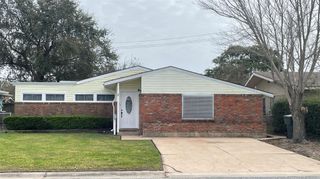 17 Manor Way, Galveston, TX 77550