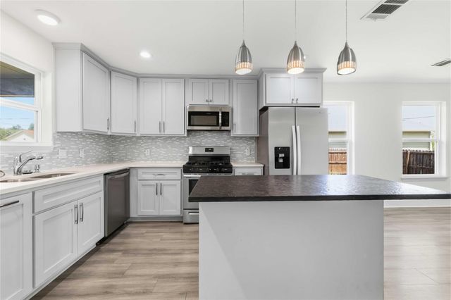 400 Booth ST, Taylor, TX 76574