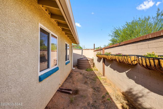 711 N Erin Avenue, Tucson, AZ 85711