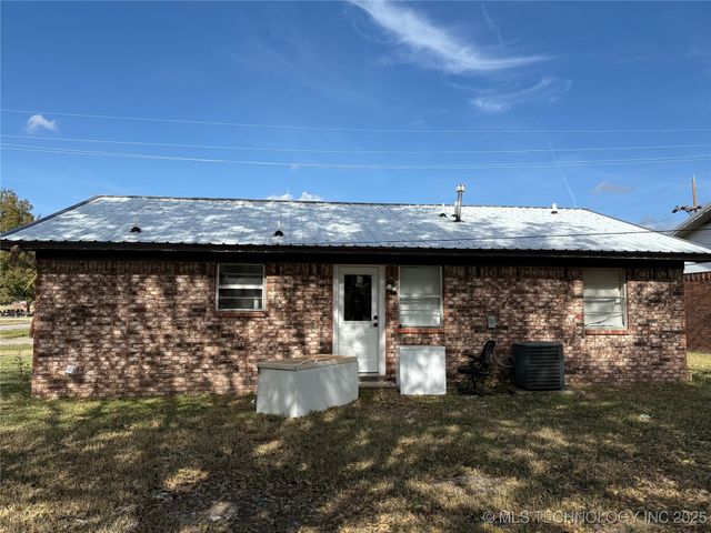 404 F Street, Stigler, OK 74462