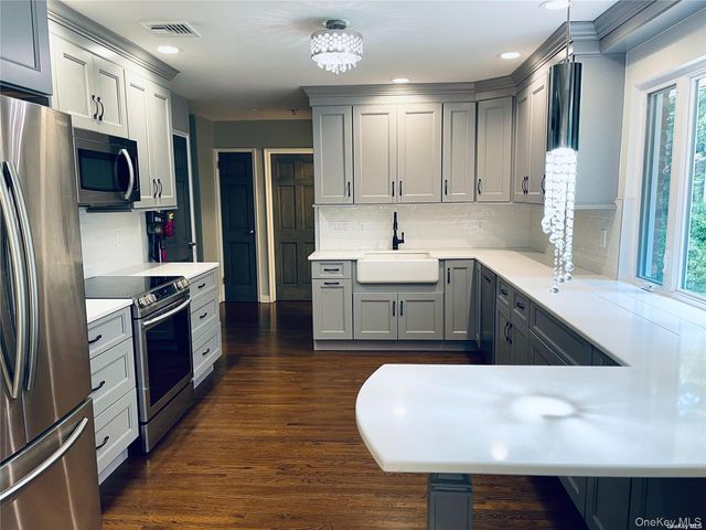 16 Jeannette Drive, Port Washington, NY 11050