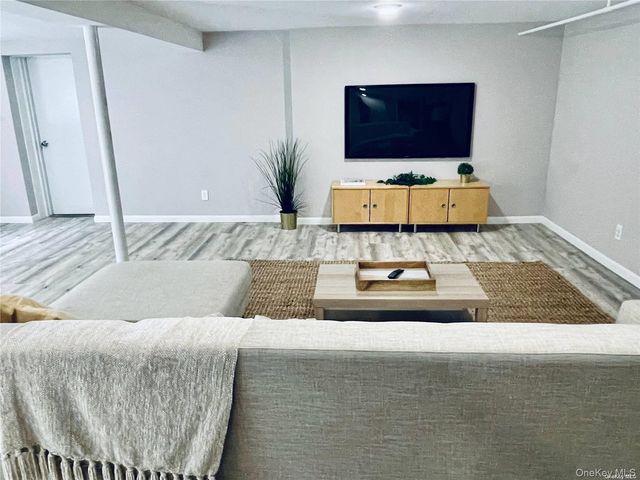 16 Jeannette Drive, Port Washington, NY 11050