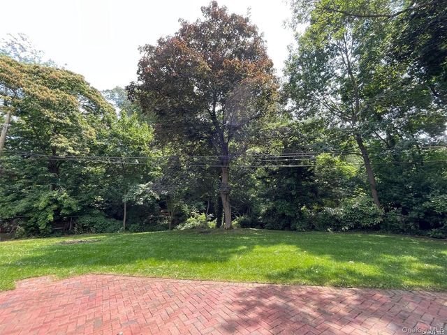 16 Jeannette Drive, Port Washington, NY 11050