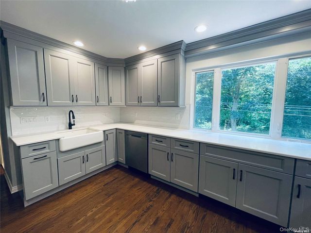 16 Jeannette Drive, Port Washington, NY 11050