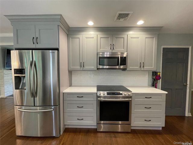 16 Jeannette Drive, Port Washington, NY 11050