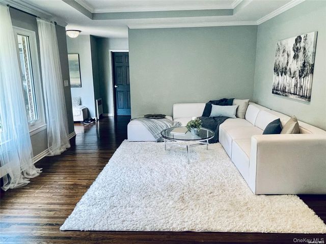 16 Jeannette Drive, Port Washington, NY 11050