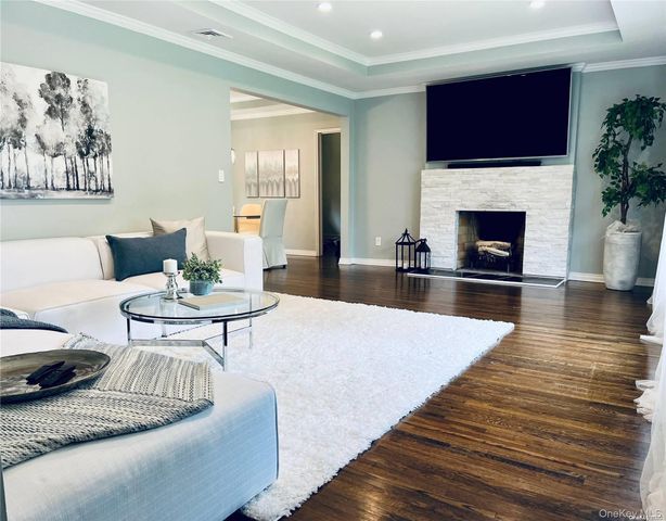 16 Jeannette Drive, Port Washington, NY 11050